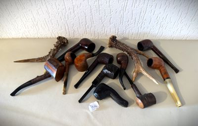 de nombreux types différents de tabacs à pipe disposés sur une table