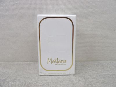 gros plan d'une boîte de parfum sur une surface blanche