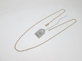 gros plan sur un collier en or portant une étiquette