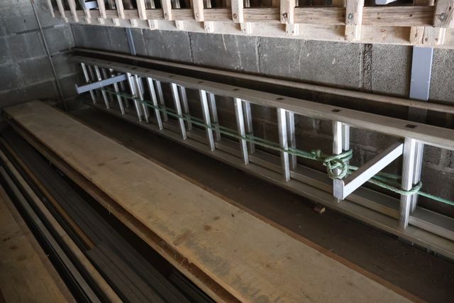Échelle double aluminium. Visite le mercredi  17 juillet de 11h00...
