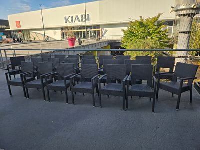 a lot of chairs that are sitting on the ground