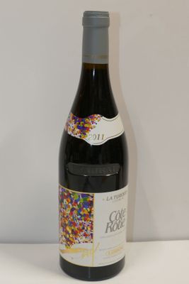 une bouteille de vin posée sur une table