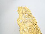 un morceau d'or posé sur une table