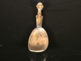 une vieille cloche en bronze surmontée d'un oiseau