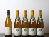 six bouteilles de vin sont alignées sur une table en bois