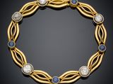 un bracelet en or orné de pierres bleues et blanches