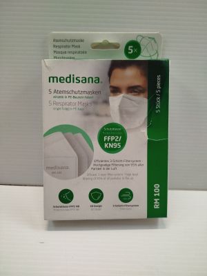 La boîte contenant un masque médical est posée sur la table.