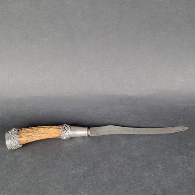 un couteau avec un manche en bois posé sur une table