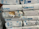 de nombreux sacs de nourriture empilés les uns sur les autres