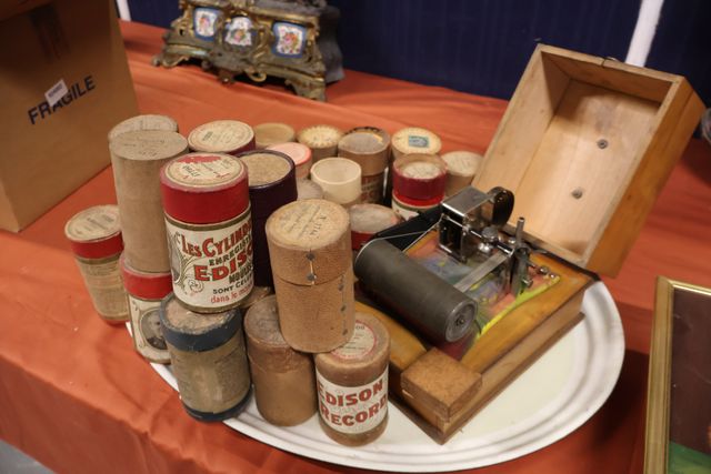 Lot comprenant un phonographe (fonctionne) et 17 rouleaux de cire...
