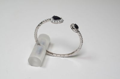 Un bracelet jonc en argent, ajustable, intégralement serti d…