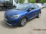 la photo d'une voiture bleue garée dans un parking