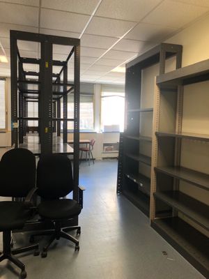 une photo d'un bureau vide avec de nombreuses étagères