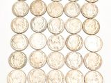 quelques vieilles pièces de monnaie sont posées sur une table devant un fond blanc
