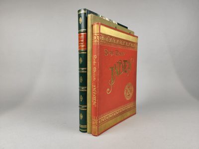 un vieux livre à la couverture rouge posé sur une table blanche