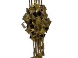 une image représentant une sculpture en bronze représentant une main tenant un trousseau de clés