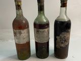 trois bouteilles de vin posées l'une à côté de l'autre sur une table