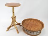 une petite table sur laquelle est posé un panier, à côté d'un petit tabouret