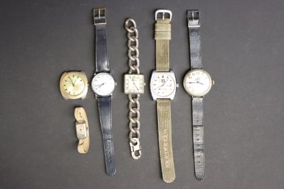 Plusieurs modèles de montres sont présentés sur un fond noir