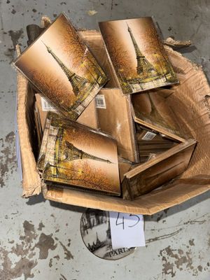 une boîte remplie de tasses à café posée par terre