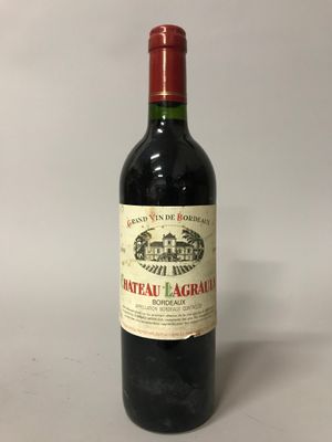 une bouteille de vin posée sur une table