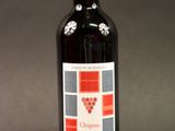 la bouteille de vin rouge est posée sur la table