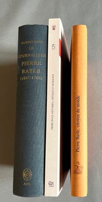 deux livres posés l'un à côté de l'autre sur une table