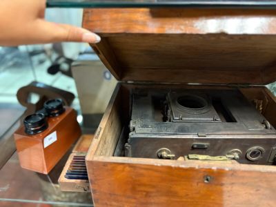une petite boîte en bois avec un appareil photo à l'intérieur