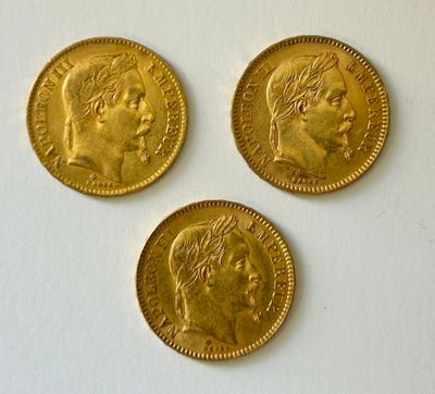 trois souverains d'or, dont l'un représente la tête d'un homme et l'autre celle d'une femme