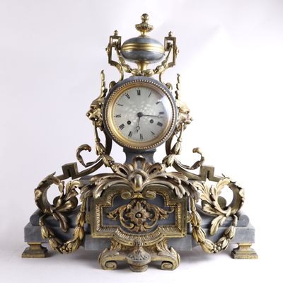 une horloge posée sur une table