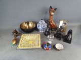 un grand nombre d'objets posés sur une table