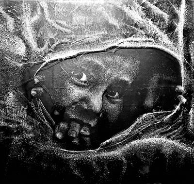 une photo en noir et blanc d'un bébé emmailloté dans une couverture