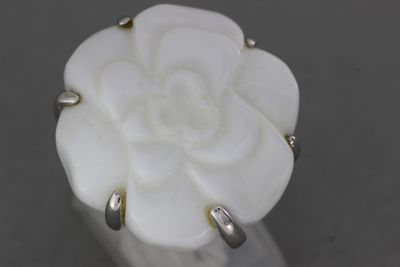 RUBER. Bague «CAMÉLIA» en or et porcelaine.
