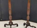 paire de bougeoirs anciens en bois sur des socles en fonte