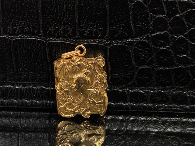 Pendentif photo art nouveau en or 18 carats 750 millièmes ouvrant