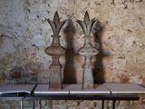 trois vases posés sur une table devant un mur de briques