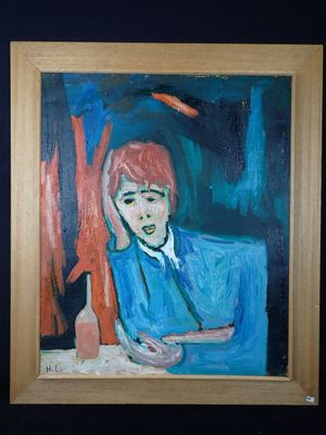 tableau représentant un homme en chemise bleue, assis à une table avec une bouteille de vin