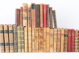 un grand nombre de vieux livres empilés les uns sur les autres