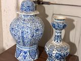 deux vases bleus et blancs posés sur une table en bois