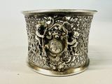 une image représentant une coupe en argent ornée d'un motif