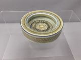 une vitrine en verre contenant un bol