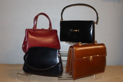 trois sacs à main posés les uns sur les autres sur une table