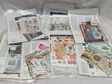 tout un tas de timbres différents, tous rassemblés sur la table