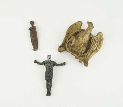 deux figurines représentant un homme et un oiseau sur un fond blanc