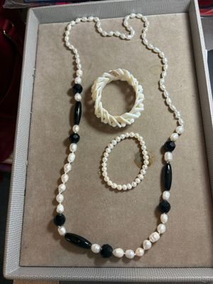une boîte contenant un collier, un bracelet et une bague