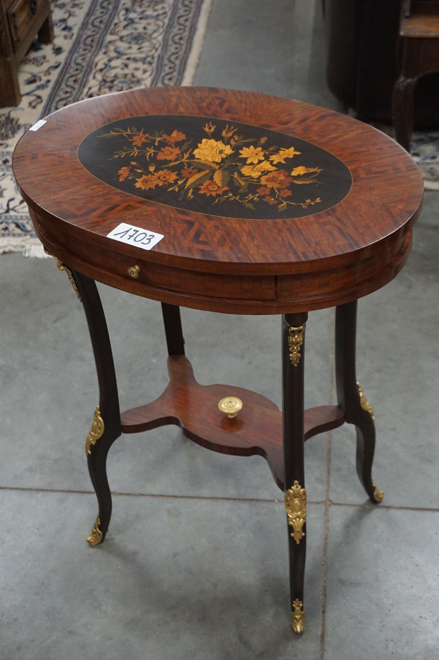 Jolie table d'appoint ovale en marqueterie – style Louis XV …
