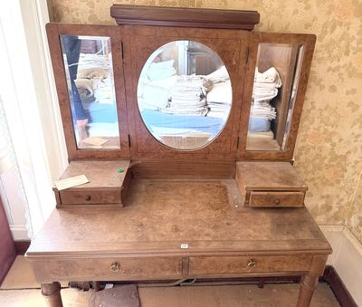 une coiffeuse en bois avec un miroir et des tiroirs