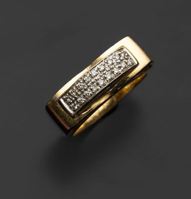 une bague en or avec des diamants sur fond noir