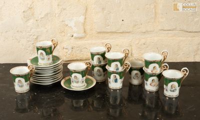 beaucoup de tasses et de soucoupes sur la table