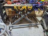 un établi sur lequel sont posés de nombreux outils